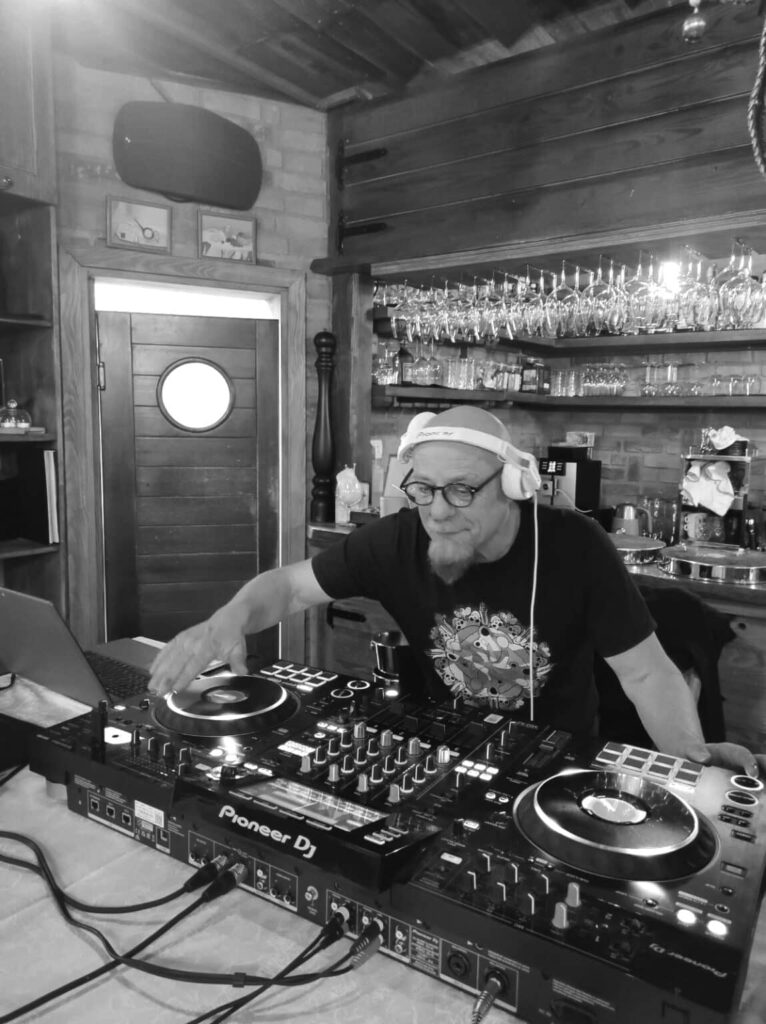dj fredy za mix pultom crno bijela slika