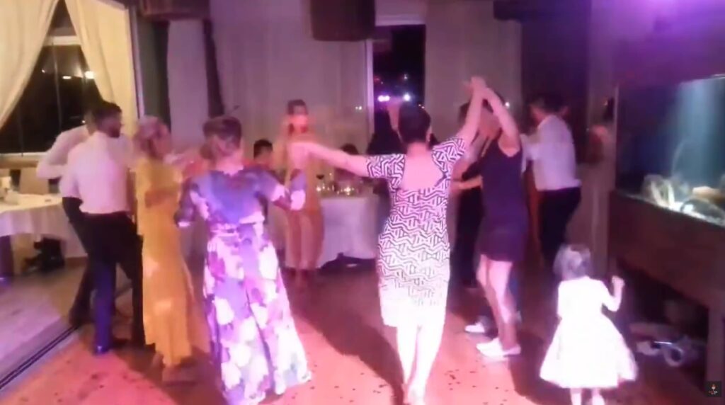 kolo na plesnom podiju prepunom dj za vjenčanja zagreb dj fredy