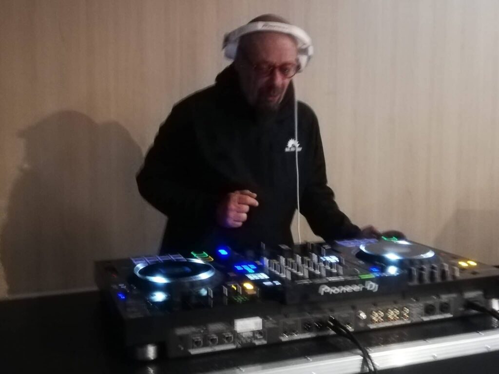 dj fredy za mix pultom u rijeci u konobi kostrenka