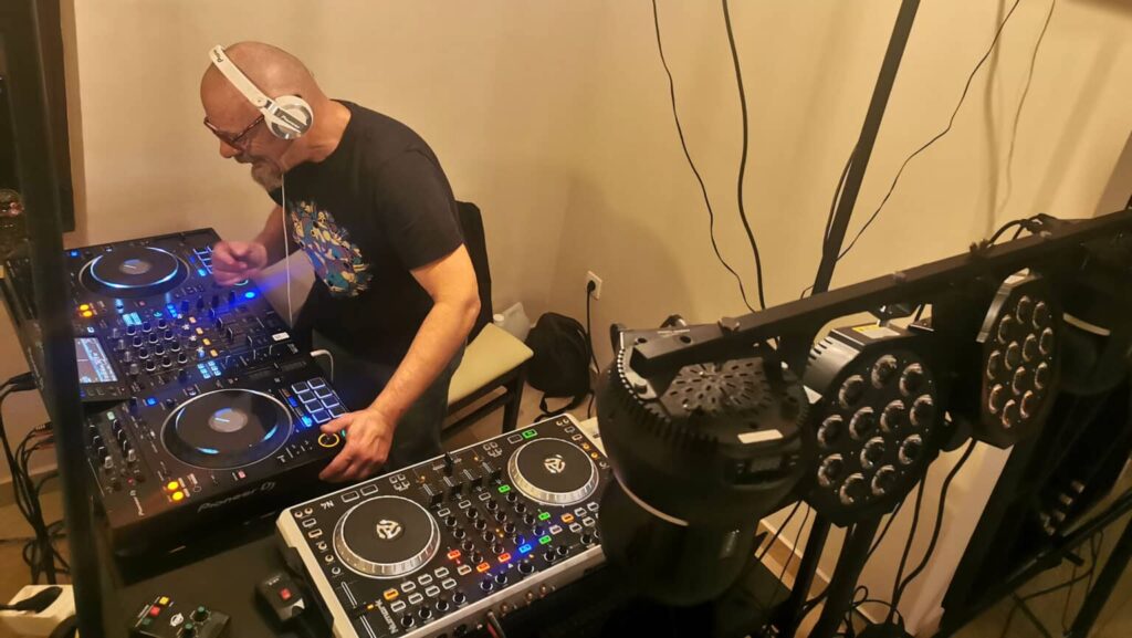 dj fredy za mixetom iz ptičje perspetkive