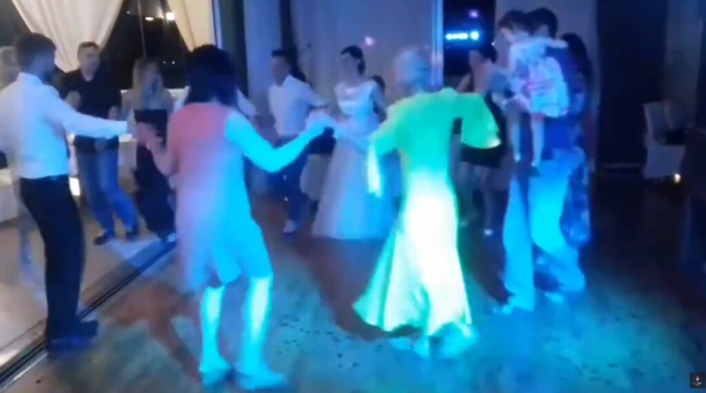 kolo na plesnom podiju dj za vjenčanja zagreb