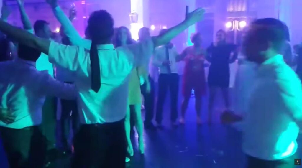 zagrljeno društvo na plesnom podiju dj za vjenčanja rijeka
